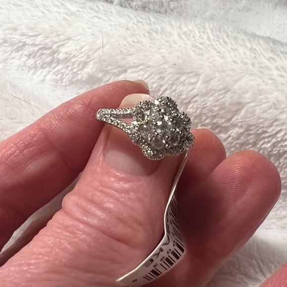 14 kt whit gold diamond cluster ring - Picture 2 of 3